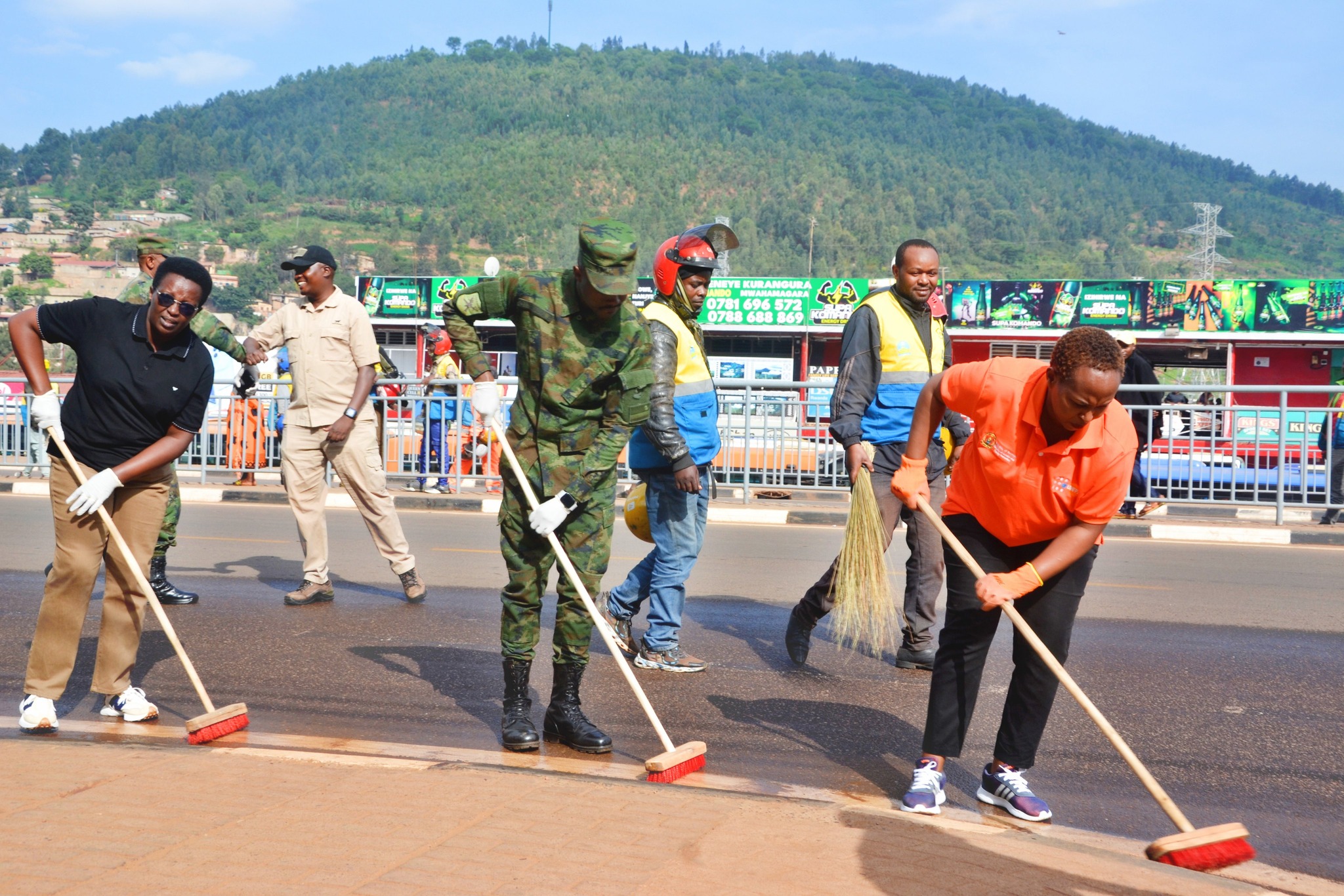 NYARUGENGE: Umuganda wakozwe  imodoka zisukura imihanda,  Nyabugogo isigarana isura nshya
